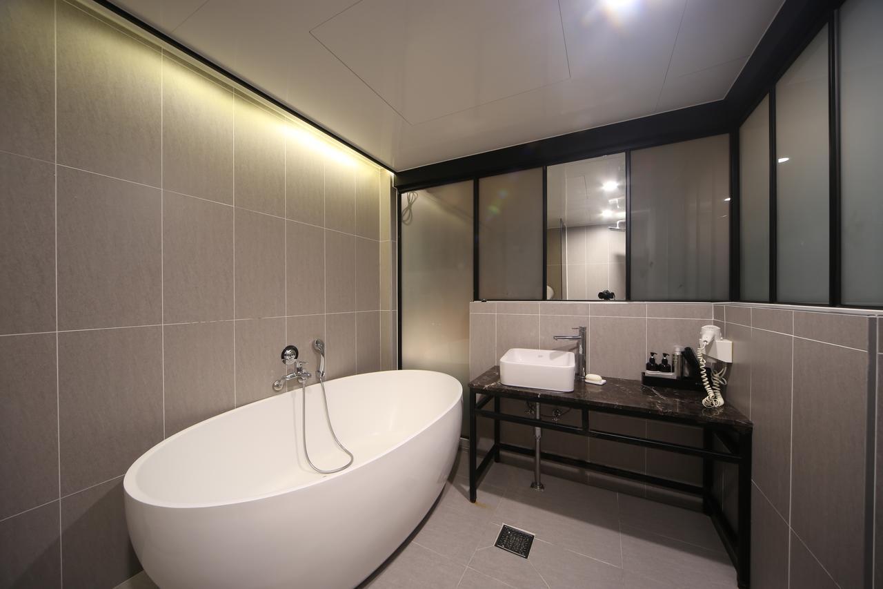 Dublin Hotel Busan Bagian luar foto
